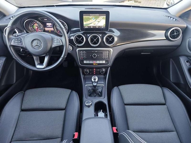 Gebraucht Mercedes CLA180 109 PS (80 kW) 2017 Calcitweiss  unilack Limousine