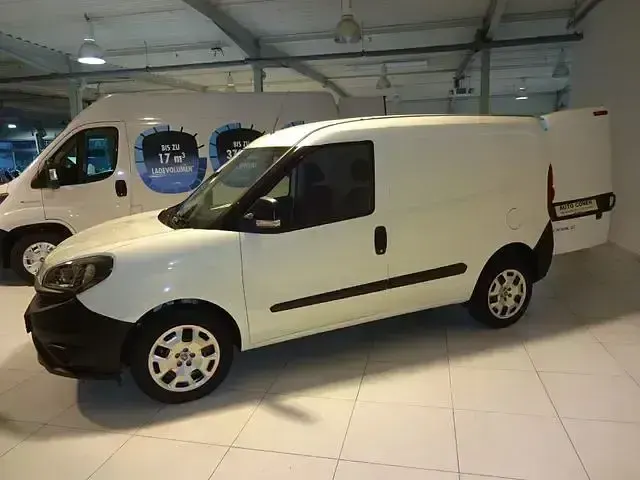 Gebraucht Fiat Doblò 101 PS (74 kW) 2022 Weiß (weiß) Van / Kleinbus