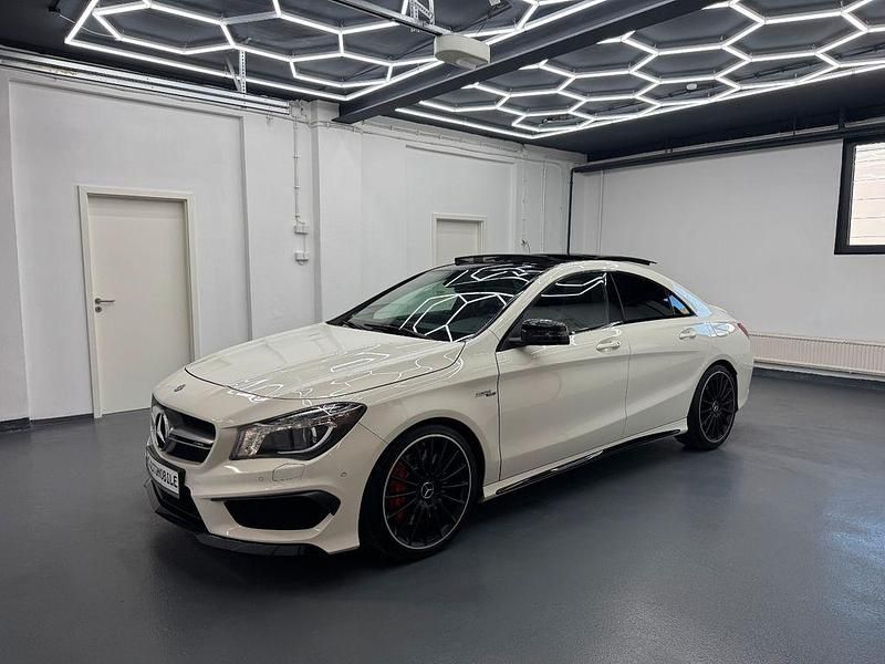 Calcitweiss/zirrusweiss Gebraucht 2016 Mercedes CLA45 AMG AMG Limousine | 28.490 € (Fairer Preis) - Bild 1/4
