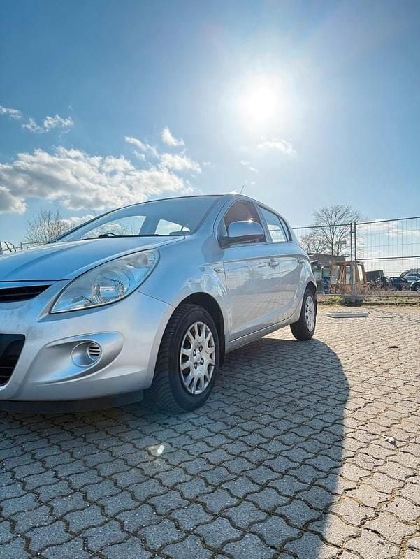 Gebraucht Hyundai i20 77 PS (56 kW) 2010 Grau Kleinwagen