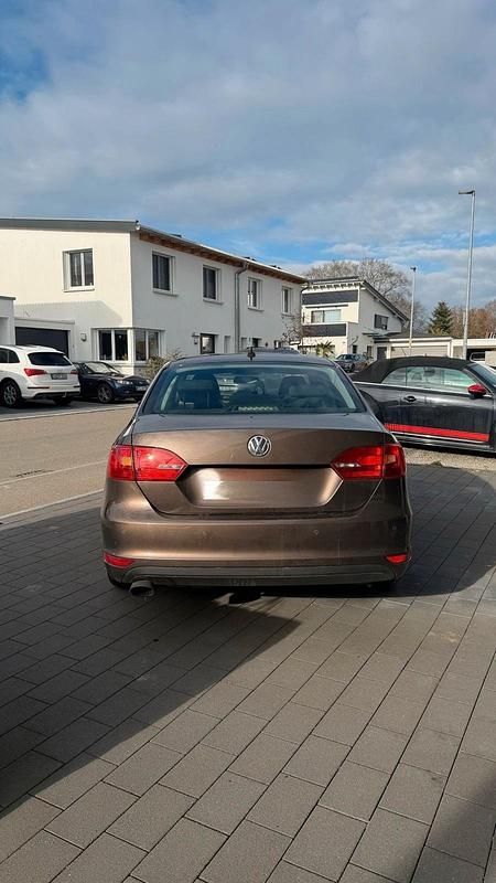 Gebraucht VW Jetta 104 PS (76 kW) 2011 Braun Limousine