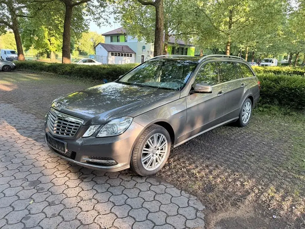 Używany Mercedes E250 Elegance 204 KM (150 kW) 2012 Szary Sedan/Limuzyna