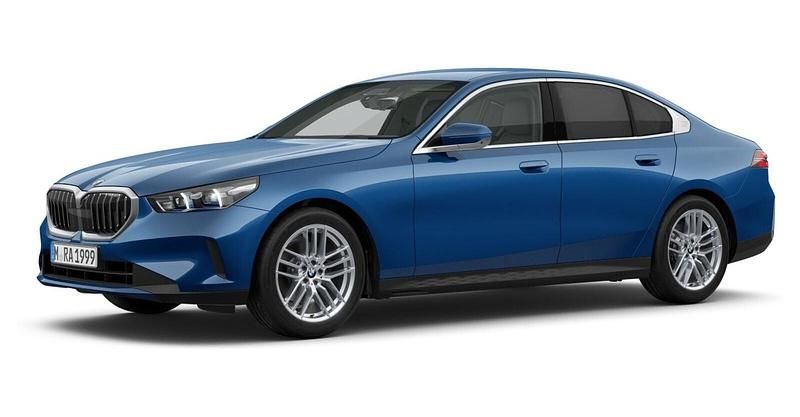 Blau Gebraucht 2024 BMW 520 Comfort Edition Limousine | 49.315 € (Superpreis) - Bild 1/4