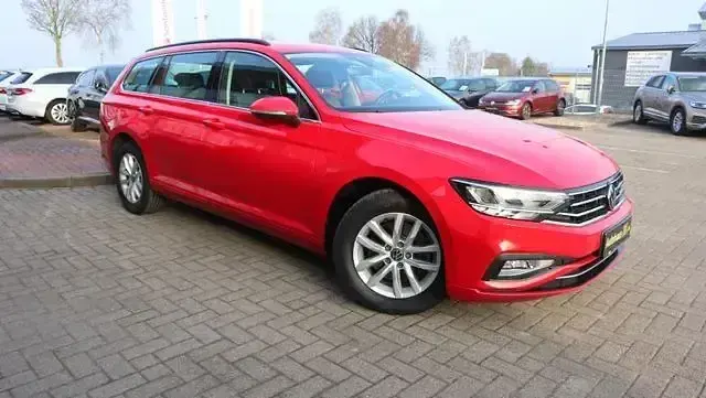 Gebraucht VW Passat 122 PS (89 kW) 2023 Rot Kombi