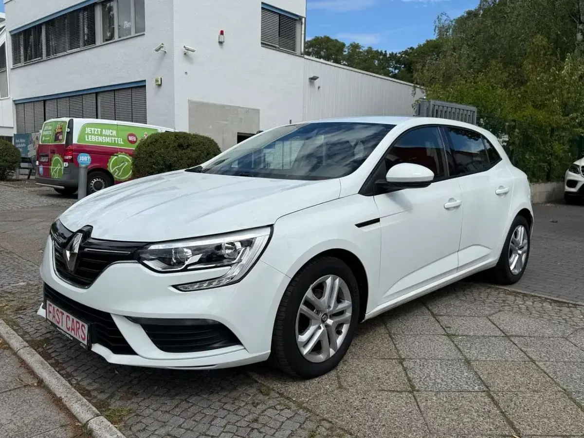 Gebraucht Renault Mégane IV Play 101 PS (74 kW) 2018 Gletscherweiss Limousine