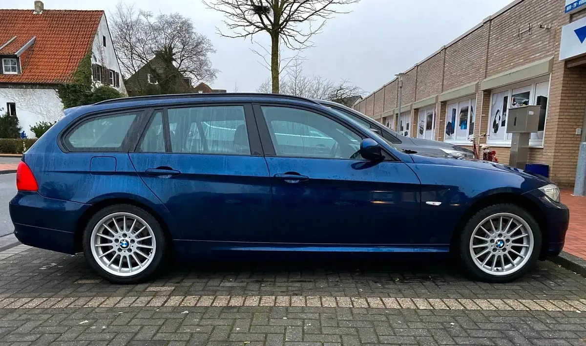 Gebraucht BMW 330 Comfort Edition 245 PS (180 kW) 2010 Blau Kombi