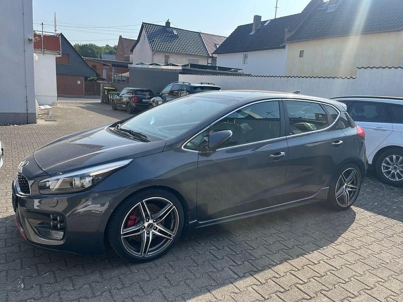 Grau Gebraucht 2018 Kia Ceed GT-Track Limousine | 14.500 € (Guter Preis) - Bild 1/4