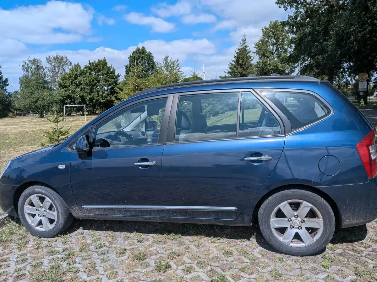 Gebraucht Kia Carens 144 PS (105 kW) 2009 Blau Van / Kleinbus