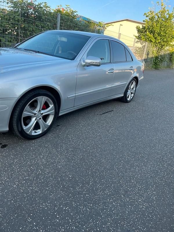 Gebraucht Mercedes E220 170 PS (125 kW) 2007 Silber Limousine