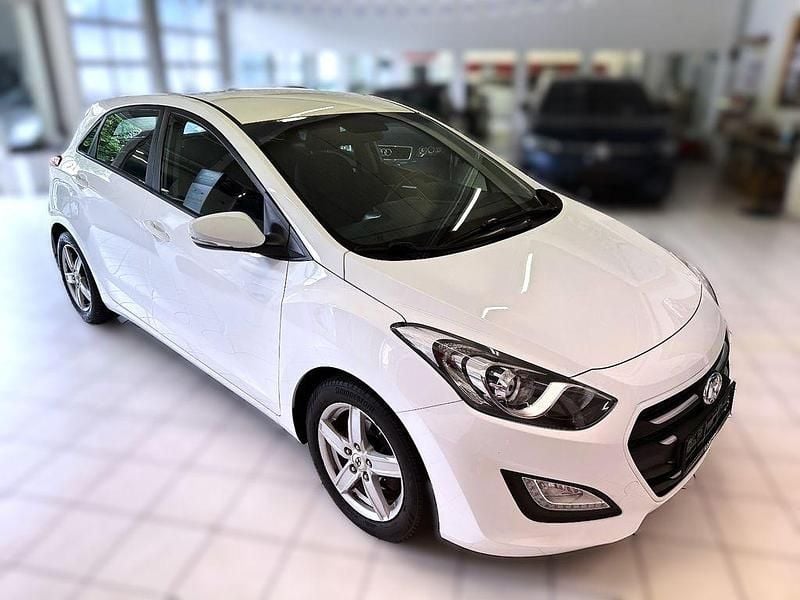 Weiß Gebraucht 2016 Hyundai i30 Basis Limousine | 7.950 € (Guter Preis) - Bild 1/4