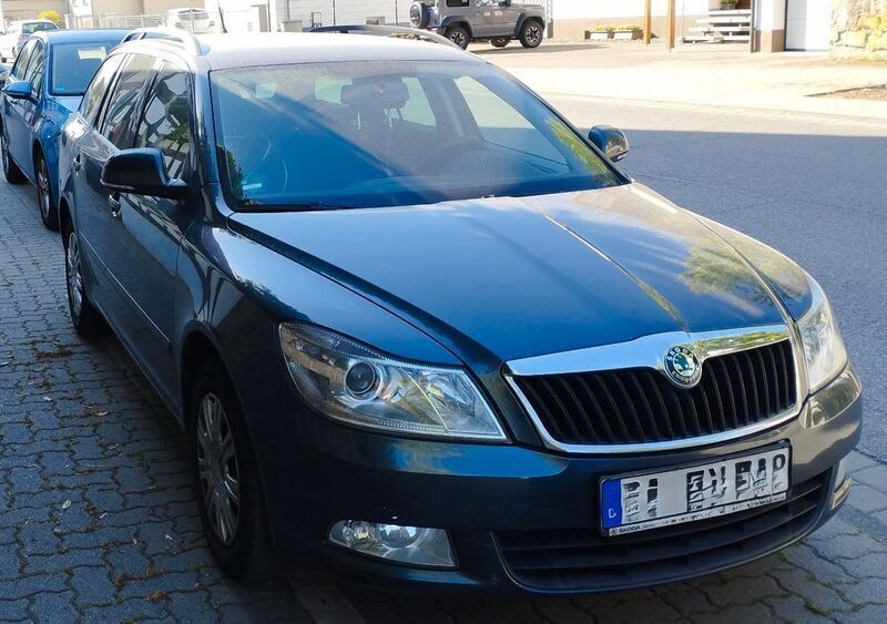 Grau Gebraucht 2010 Skoda Octavia Kombi | 2.800 € (Fairer Preis) - Bild 1/4