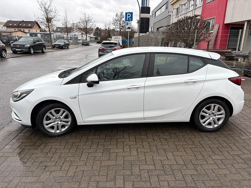 Gebraucht Opel Astra Selection 105 PS (77 kW) 2015 Weiß Limousine
