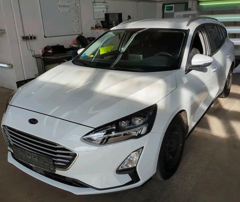Weiß Gebraucht 2020 Ford Focus Limousine | 8.925 € (Guter Preis) - Bild 1/4