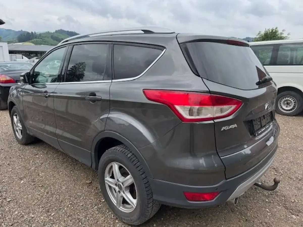 Usado Ford Kuga Titanium 150 HP (110 kW) 2015 Cinzento SUV