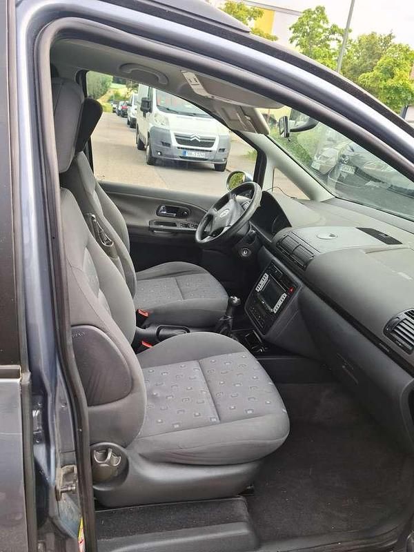 Grau Gebraucht 2009 VW Sharan Trendline Van / Kleinbus | 6.900 € (Teuer) - Bild 1/4