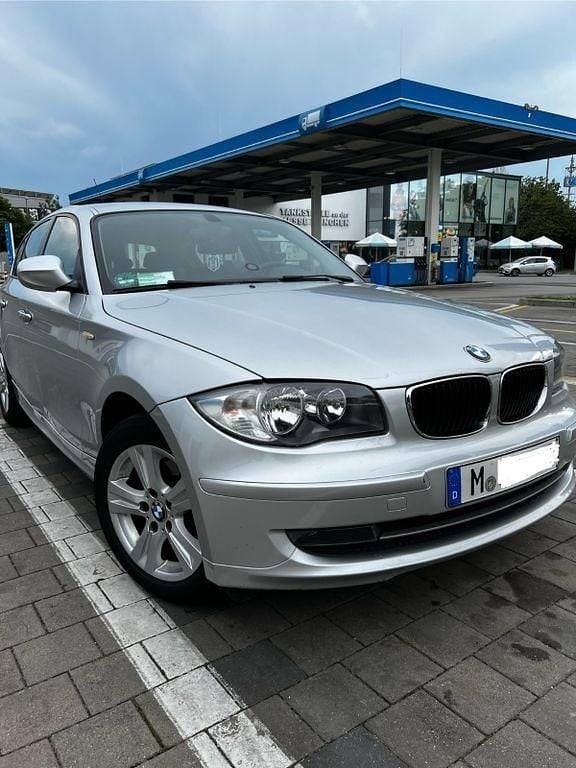 Silber Gebraucht 2010 BMW 116 Lifestyle Kleinwagen | 3.700 € (Fairer Preis) - Bild 1/4