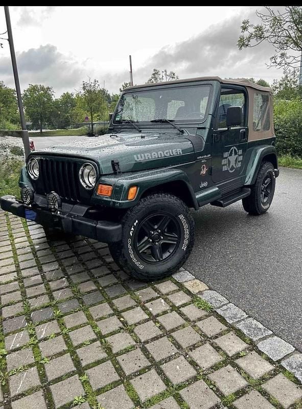 Grün Gebraucht 1999 Jeep Wrangler Sahara SUV | 29.890 € - Bild 1/4