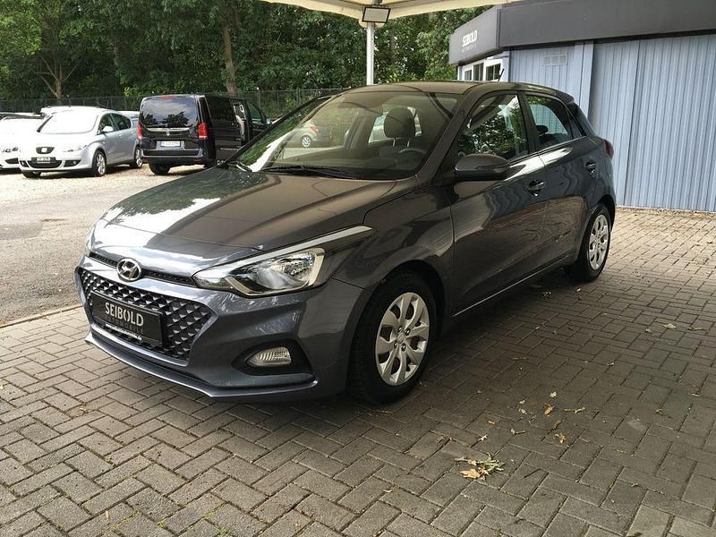 Grau Gebraucht 2019 Hyundai i20 Select Limousine | 9.480 € (Fairer Preis) - Bild 1/4