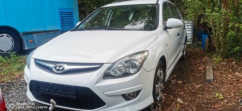 Weiß Gebraucht 2010 Hyundai i30 Edition+ Kombi | 2.445 € (Fairer Preis) - Bild 1/4