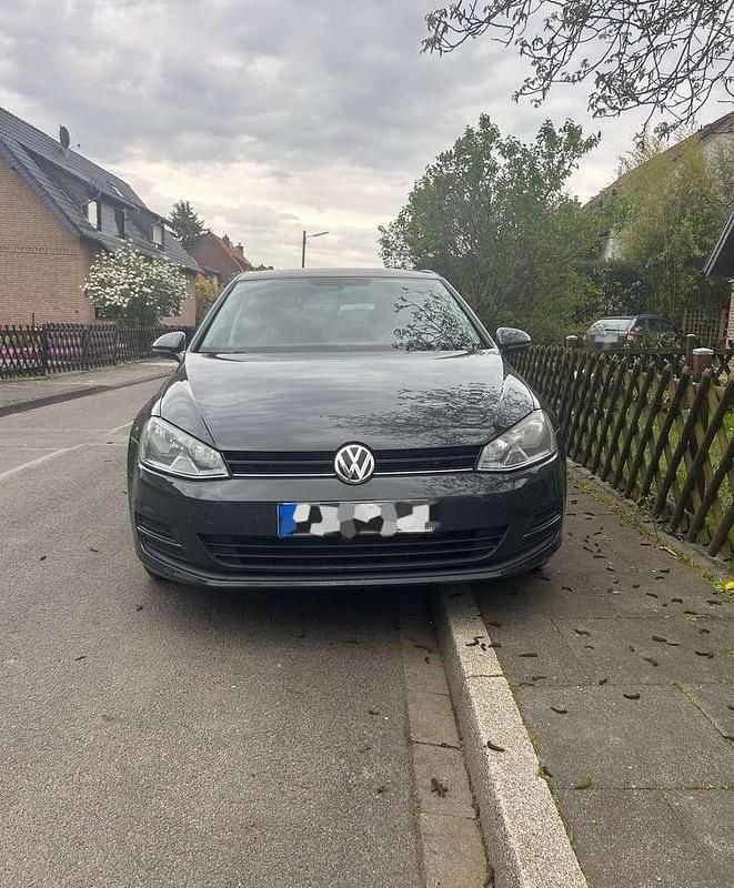 Usado VW Golf VII Trendline 105 HP (77 kW) 2014 Cinzento Sedan