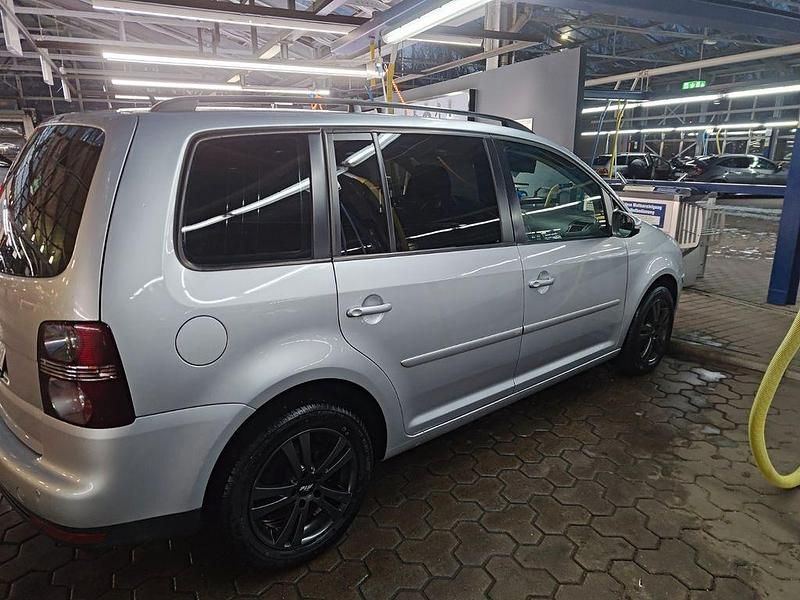 Grau Gebraucht 2010 VW Touran Trendline Van / Kleinbus | 7.200 € (Teuer) - Bild 1/4