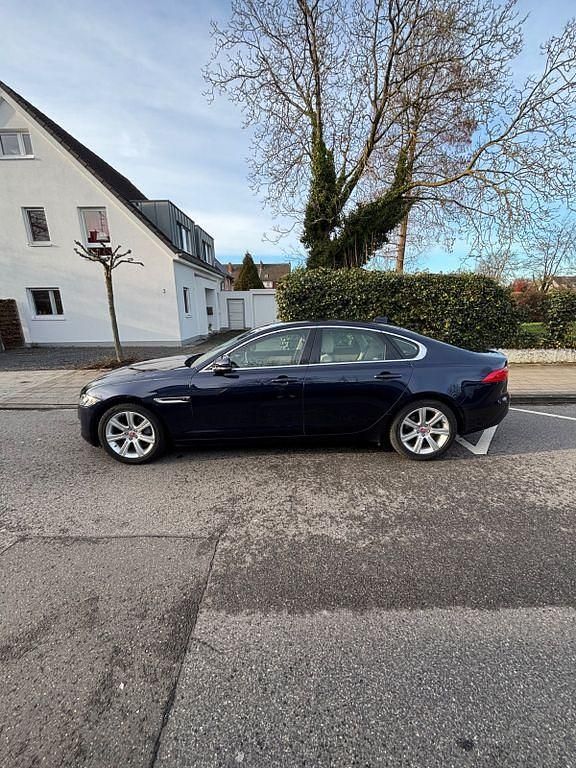 Gebraucht Jaguar XF Portfolio 250 PS (183 kW) 2018 Blau Limousine