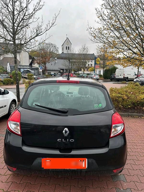 Schwarz Gebraucht 2011 Renault Clio III Dynamique Limousine | 3.700 € - Bild 1/4