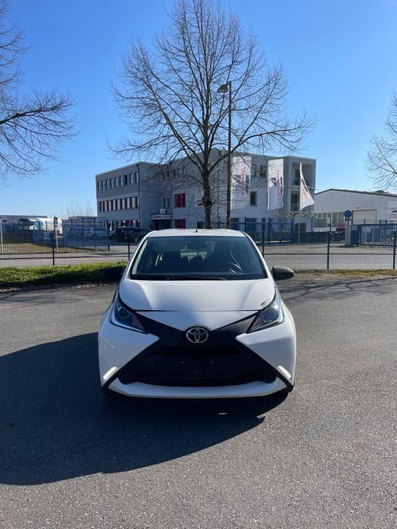 Gebraucht Toyota Aygo 69 PS (50 kW) 2017 Weiß Kleinwagen