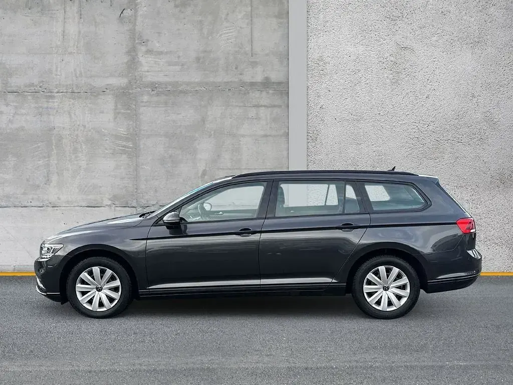 Gebraucht VW Passat Basis 150 PS (110 kW) 2022 Grau Kombi