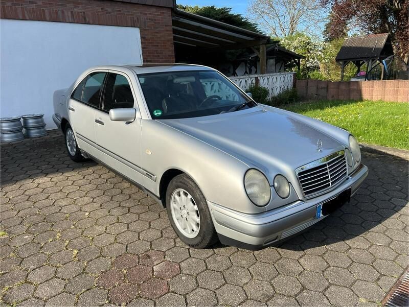 Silber Gebraucht 1996 Mercedes E230 Limousine | 2.400 € (Fairer Preis) - Bild 1/4