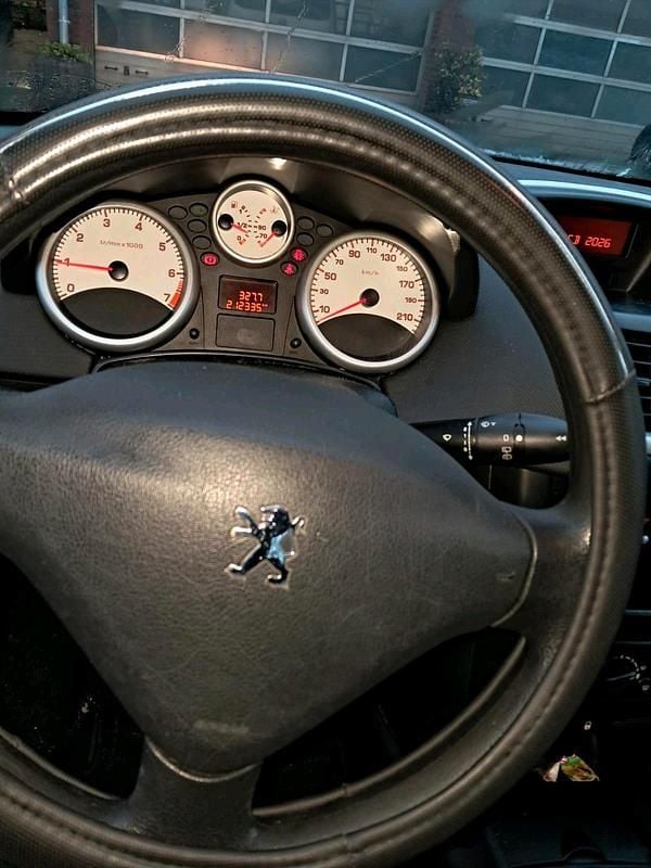 Gebraucht Peugeot 207 95 PS (69 kW) 2009 Schwarz Kleinwagen