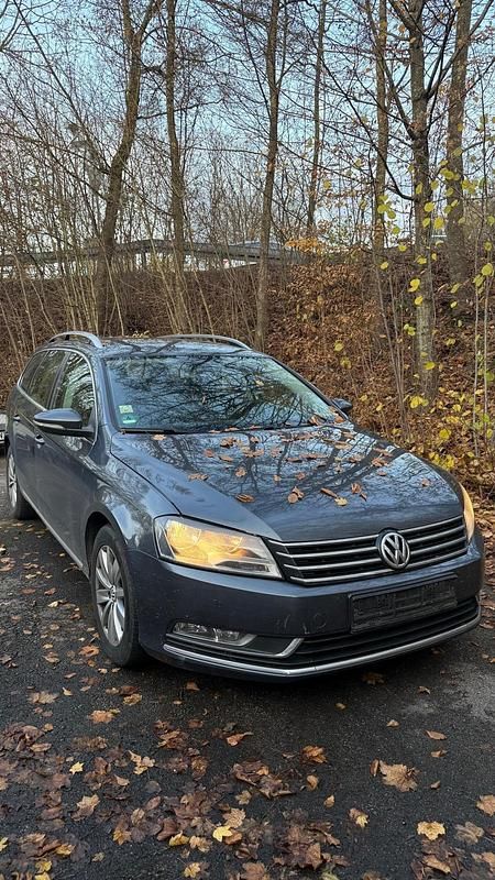 Grau Gebraucht 2011 VW Passat Kombi | 5.900 € - Bild 1/4