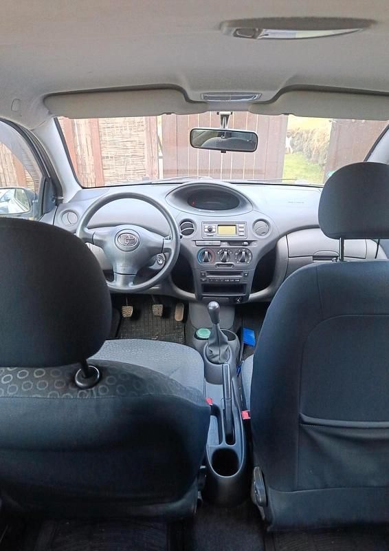 Gebraucht Toyota Yaris 65 PS (47 kW) 2003 Silber Kleinwagen