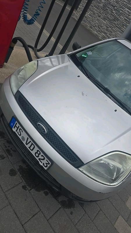 Silber Gebraucht 2004 Ford Fiesta Kleinwagen | 480 € (Superpreis) - Bild 1/4