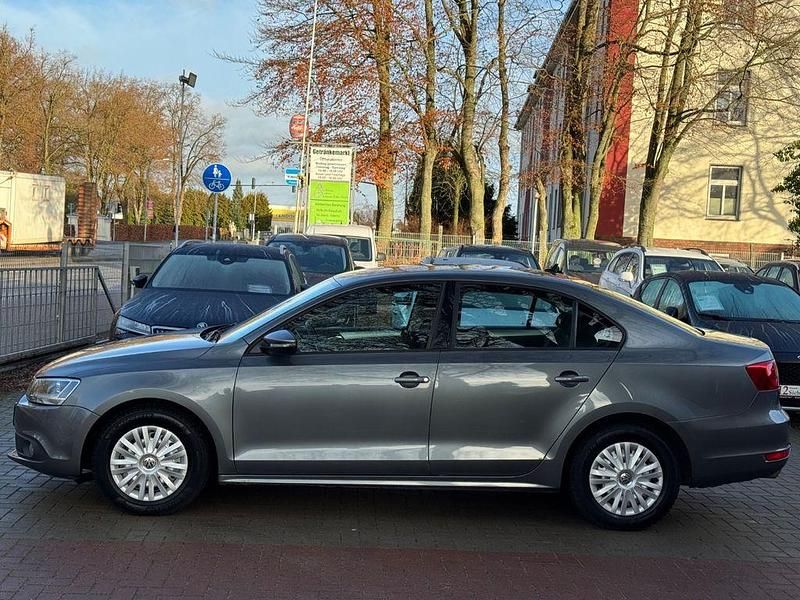 Gebraucht VW Jetta Trendline 105 PS (77 kW) 2011 Grau Limousine