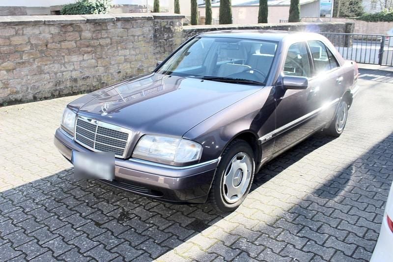 Gebraucht Mercedes C180 122 PS (89 kW) 1994 Andere farben Limousine
