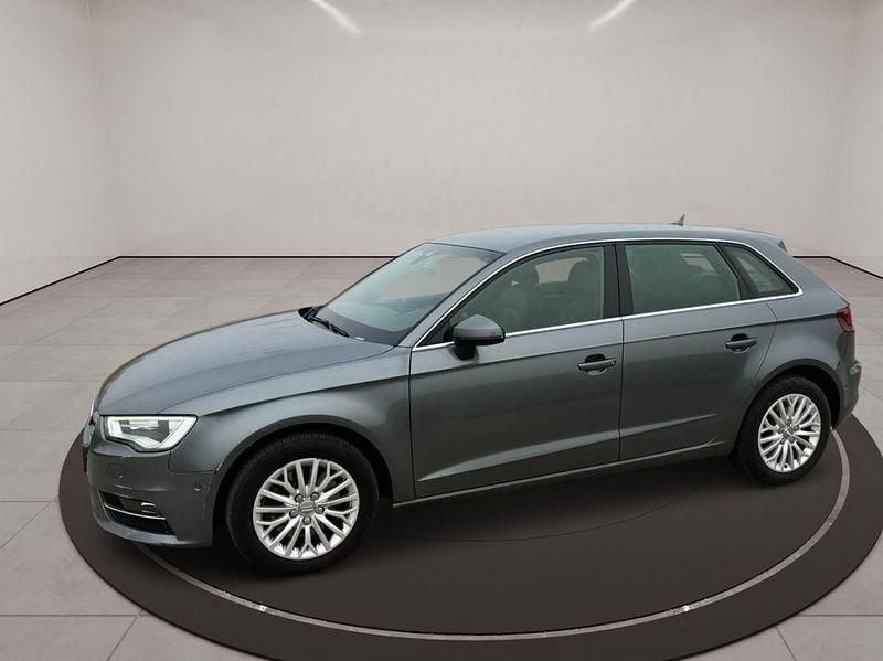 Grau Gebraucht 2016 Audi A3 Ambiente Limousine | 16.250 € (Superpreis) - Bild 1/4