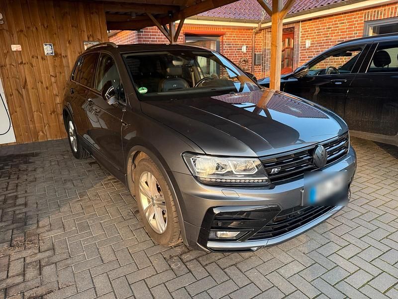 Grau Gebraucht 2018 VW Tiguan R-line SUV | 22.900 € (Etwas zu teuer) - Bild 1/4
