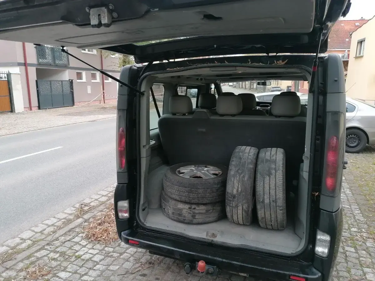 Używany Opel Vivaro 135 KM (99 kW) 2006 Czarny Minivan