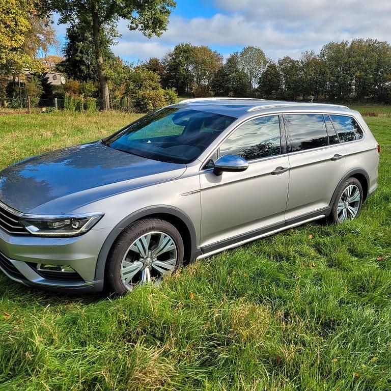 Grau Gebraucht 2016 VW Passat Alltrack Kombi | 14.500 € - Bild 1/4