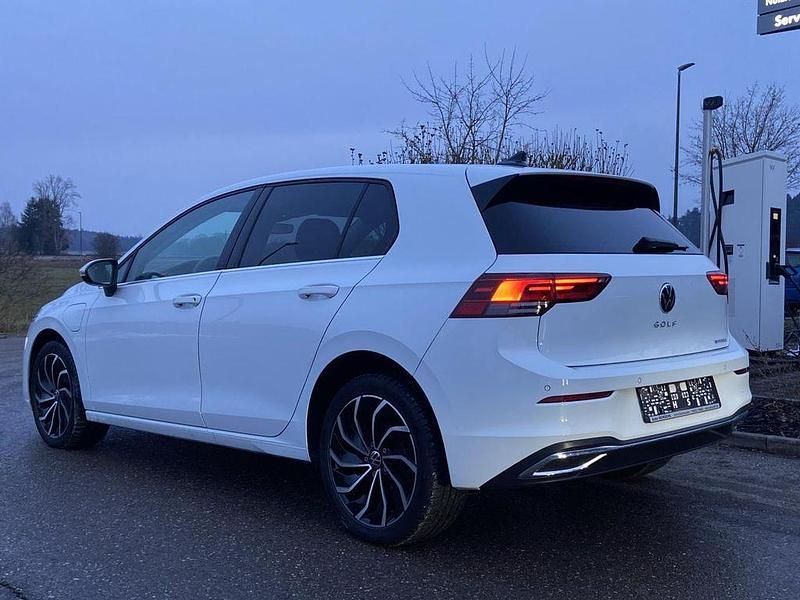 Gebraucht VW Golf VIII Active 204 PS (150 kW) 2022 Weiß Limousine