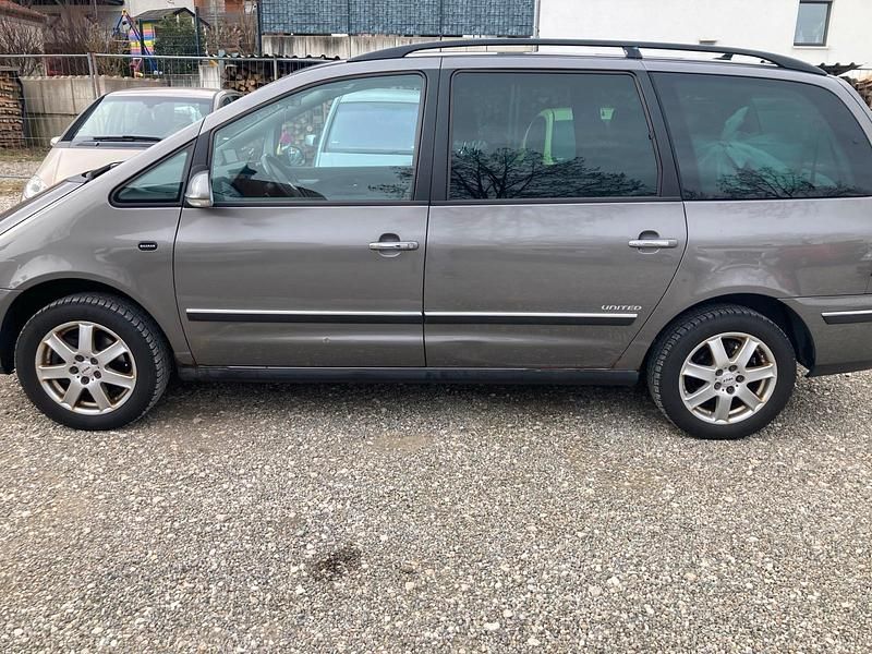 Grau Gebraucht 2009 VW Sharan Van / Kleinbus | 5.900 € (Etwas zu teuer) - Bild 1/4