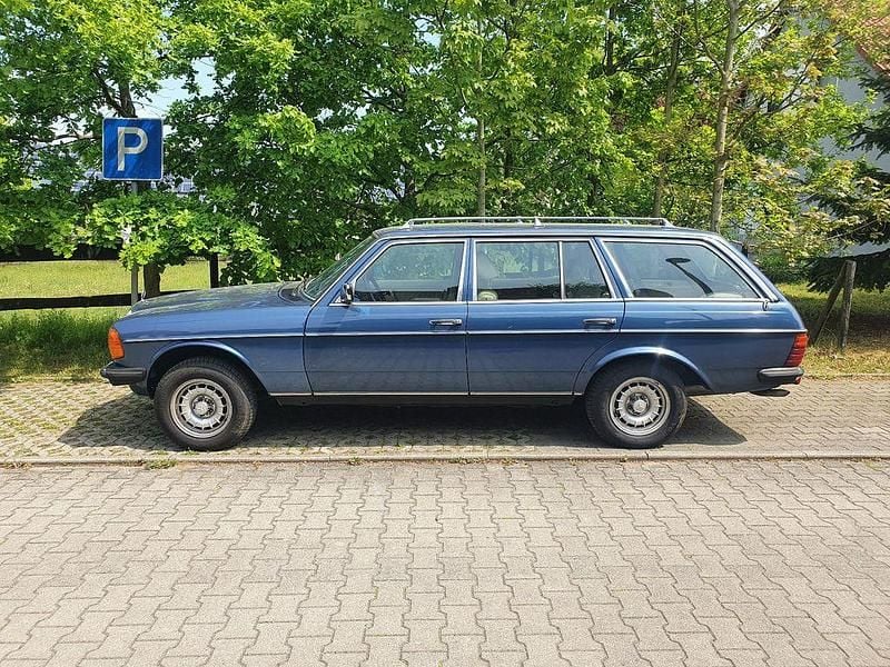 Gebraucht Mercedes E230 136 PS (100 kW) 1982 Blau Kombi