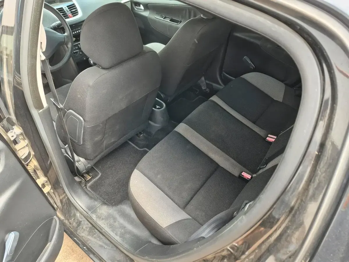 Gebraucht Peugeot 207 73 PS (53 kW) 2008 Schwarz Kleinwagen