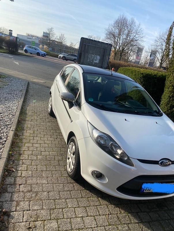 Gebraucht Ford Fiesta 83 PS (61 kW) 2011 Weiß Kleinwagen