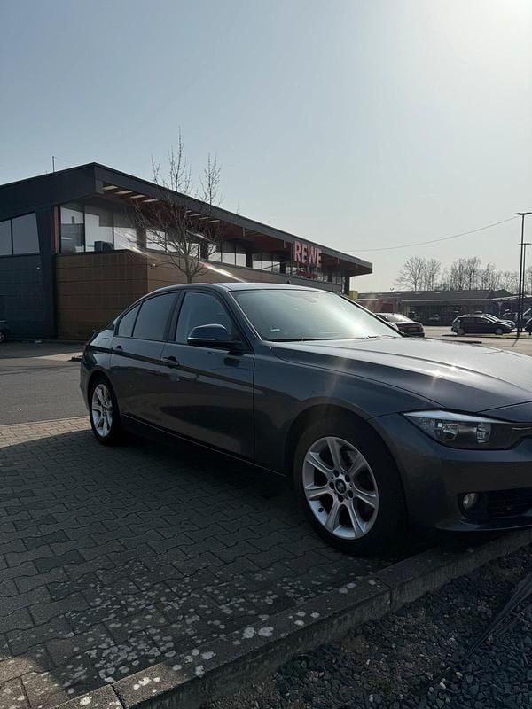 Gebraucht BMW 318 143 PS (105 kW) 2015 Blau Limousine