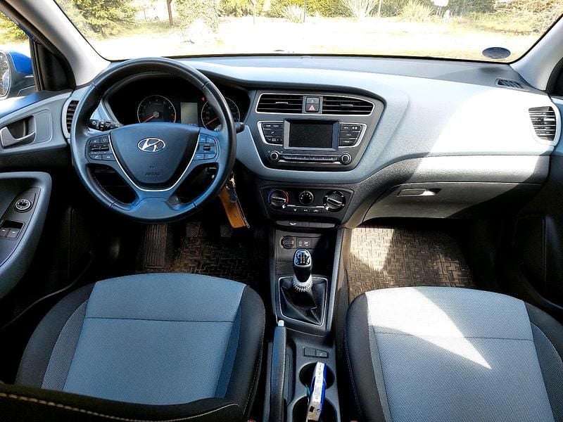 Gebraucht Hyundai i20 100 PS (73 kW) 2019 Blau Kleinwagen