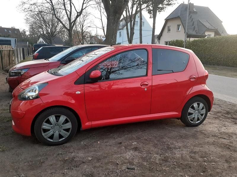 Gebraucht Toyota Aygo 68 PS (50 kW) 2007 Rot Kleinwagen