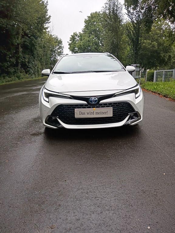 Weiß Gebraucht 2024 Toyota Corolla Team Limousine | 26.950 € (Guter Preis) - Bild 1/4