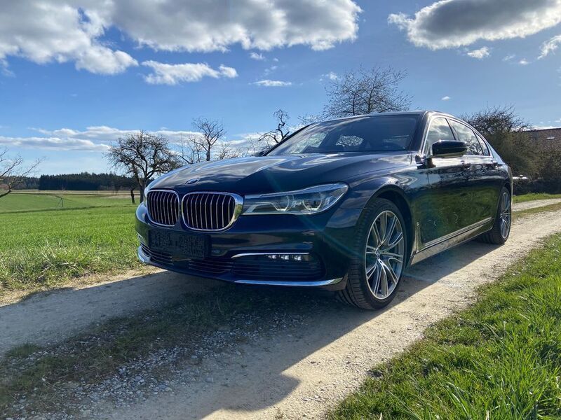 Blau Gebraucht 2016 BMW 750L Executive Limousine | 34.900 € - Bild 1/4
